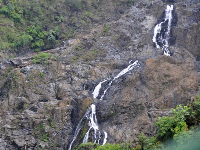 DSC_2103moreWaterfall