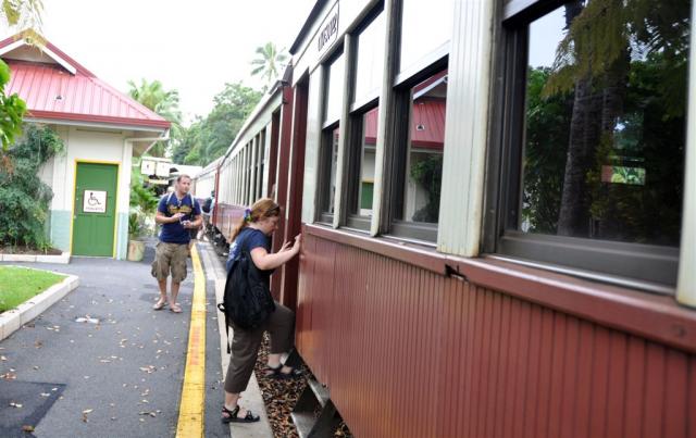 DSC_2257sandiBoardingTrain